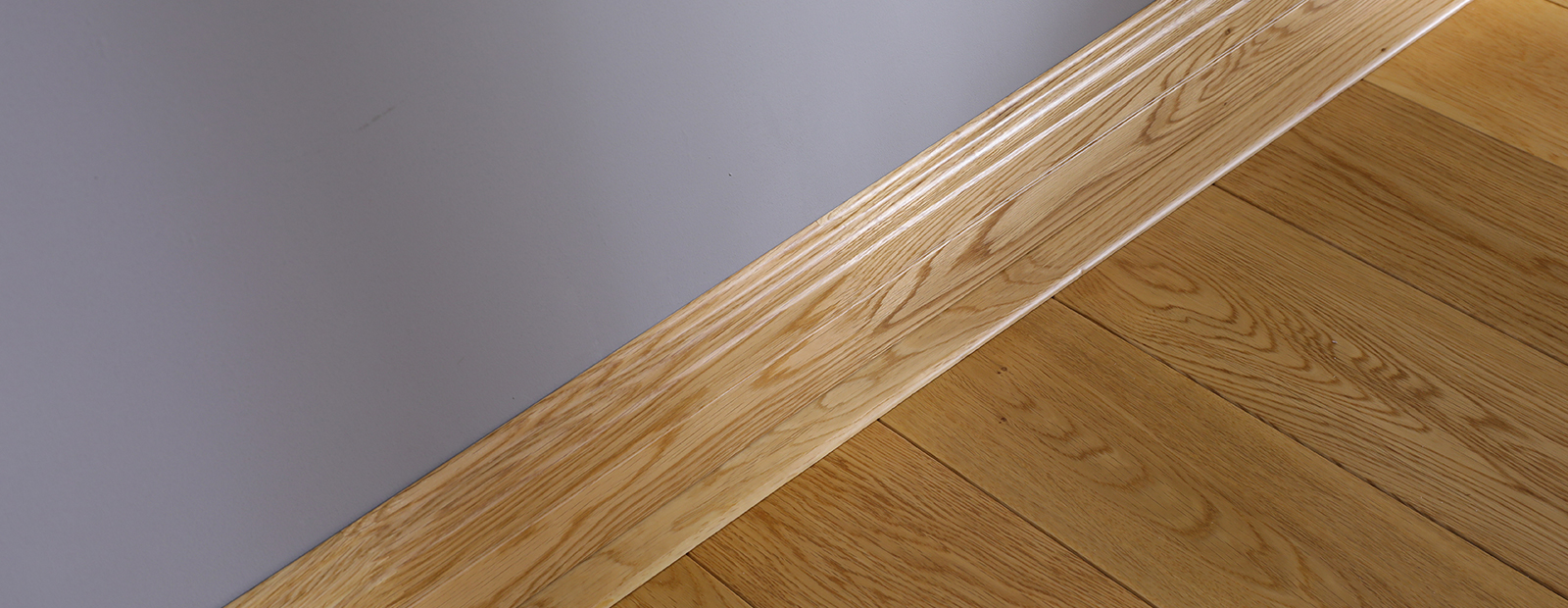 踢腳線、平壓條、地板材質均為櫟木