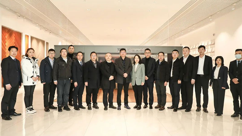 居然之家高層領導蒞臨天格地暖實木地板參觀考察